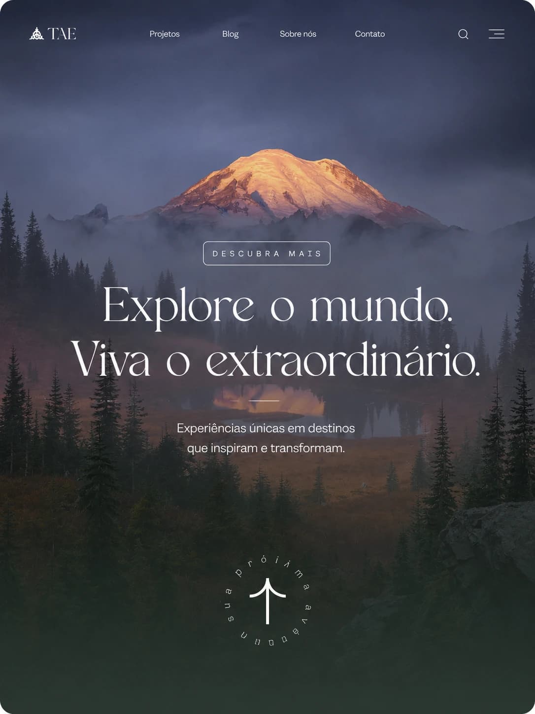 Arte de demonstração: página de uma agência de viagens, com um pico nevado ao amanhecer atrás de uma floresta de pinheiros e o convite a explorar o mundo.